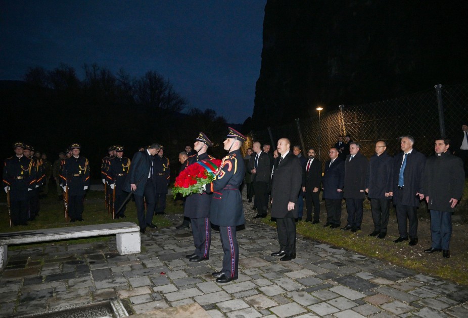 Prezidentlər Bratislavada “Azadlıq Qapısı” abidəsini ziyarət etdilər- FOTOLAR