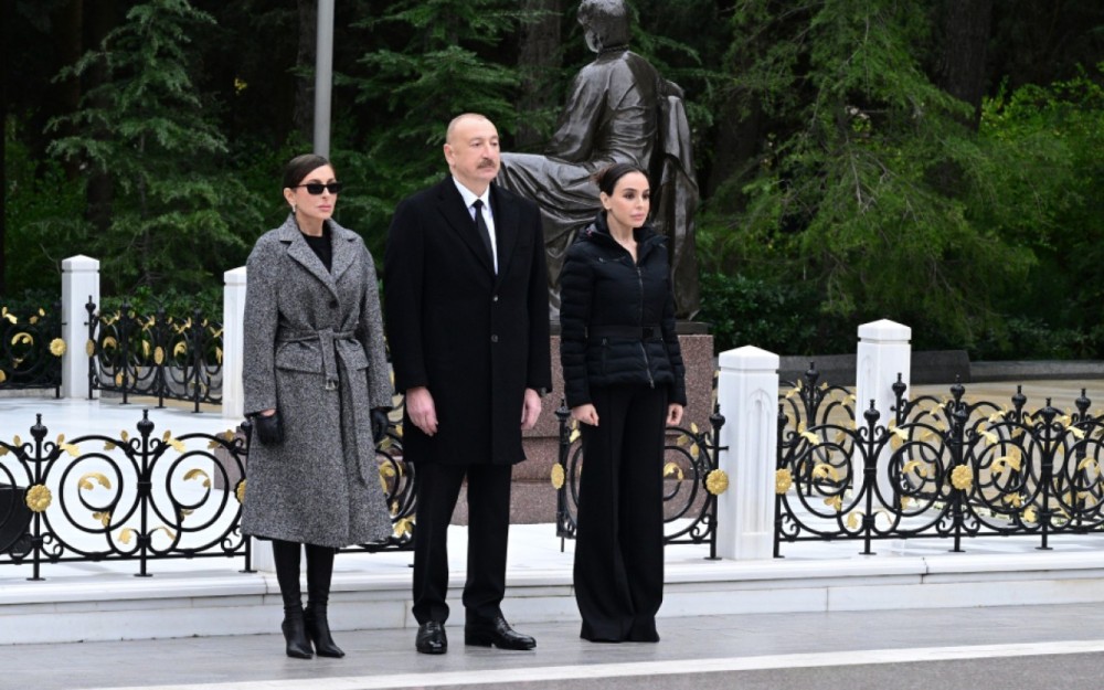 Prezident və birinci xanım Heydər Əliyevin məzarını ziyarət etdilər- FOTOLAR (YENİLƏNİB)