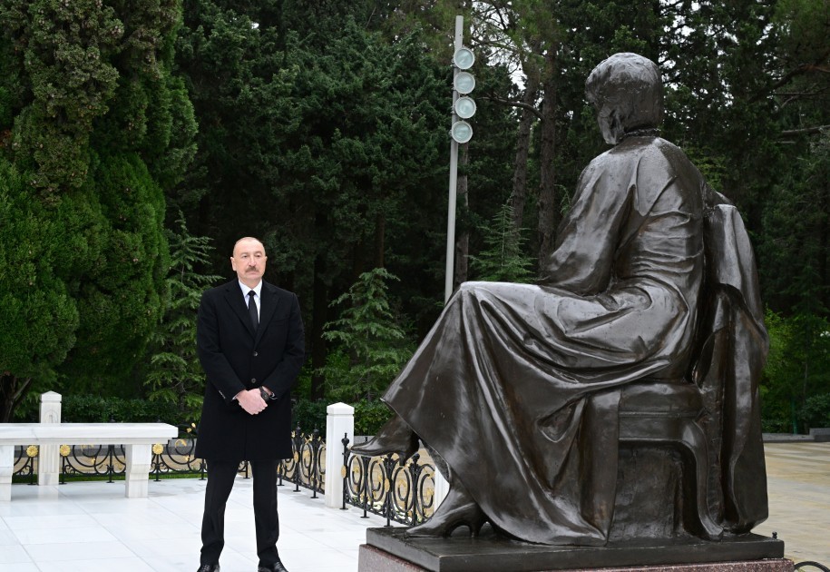 Prezident və birinci xanım Heydər Əliyevin məzarını ziyarət etdilər- FOTOLAR (YENİLƏNİB)