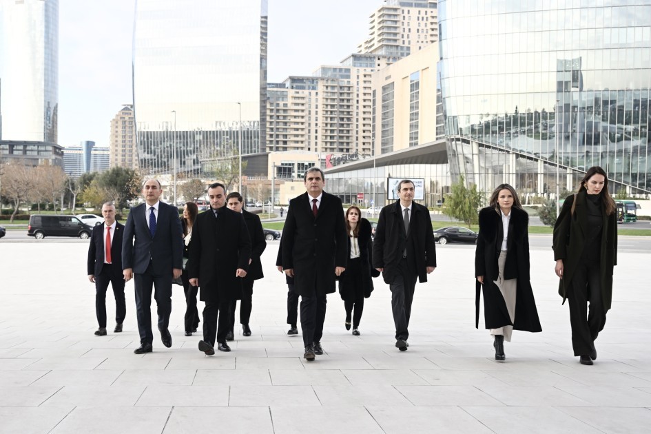 İbrahimoviç Zəfər parkını və Şəhidlər xiyabanını ziyarət edib- FOTOLAR