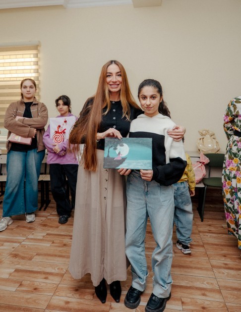 Leyla və Arzu Əliyeva sığınacağa sovqat aparıb, avtobus bağışladılar -FOTOLAR