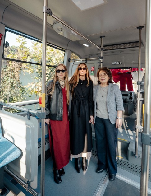 Leyla və Arzu Əliyeva sığınacağa sovqat aparıb, avtobus bağışladılar -FOTOLAR