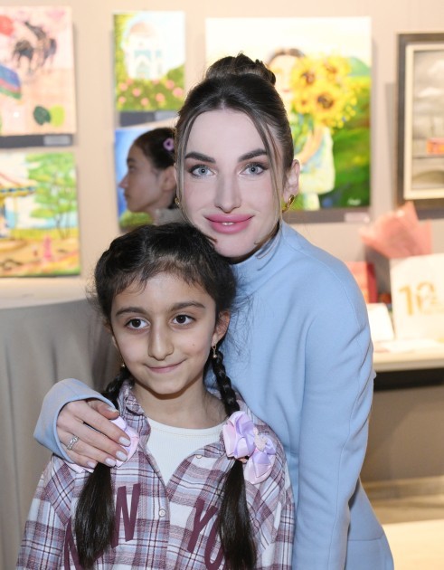 Arzu və Alena Əliyevalar “Rənglərdə yaşanan 10 il” mövzusunda keçirilən sərgidə- FOTOLAR