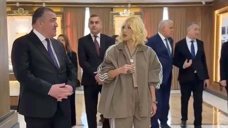 Vətəndaşı maskada, müğənnini "Maybach"da qarşılayan icra başçısı (REPLİKA)