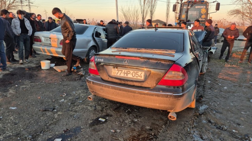 Salyanda iki "Mercedes" toqquşdu, ölənlər və yaralananlar var -YENİLƏNİB (FOTOLAR)