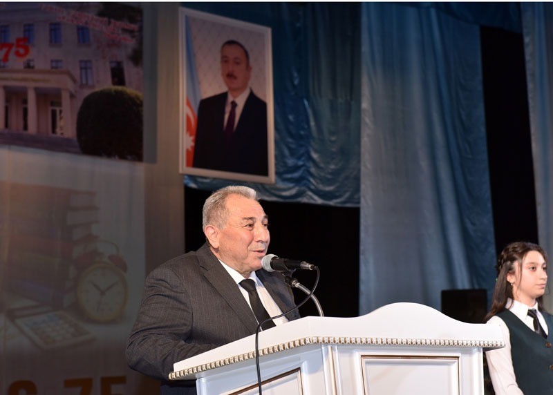 Gimnaziya direktorunun kabinetinin tavanı uçdu: Özü və müəllim xəsarət aldı