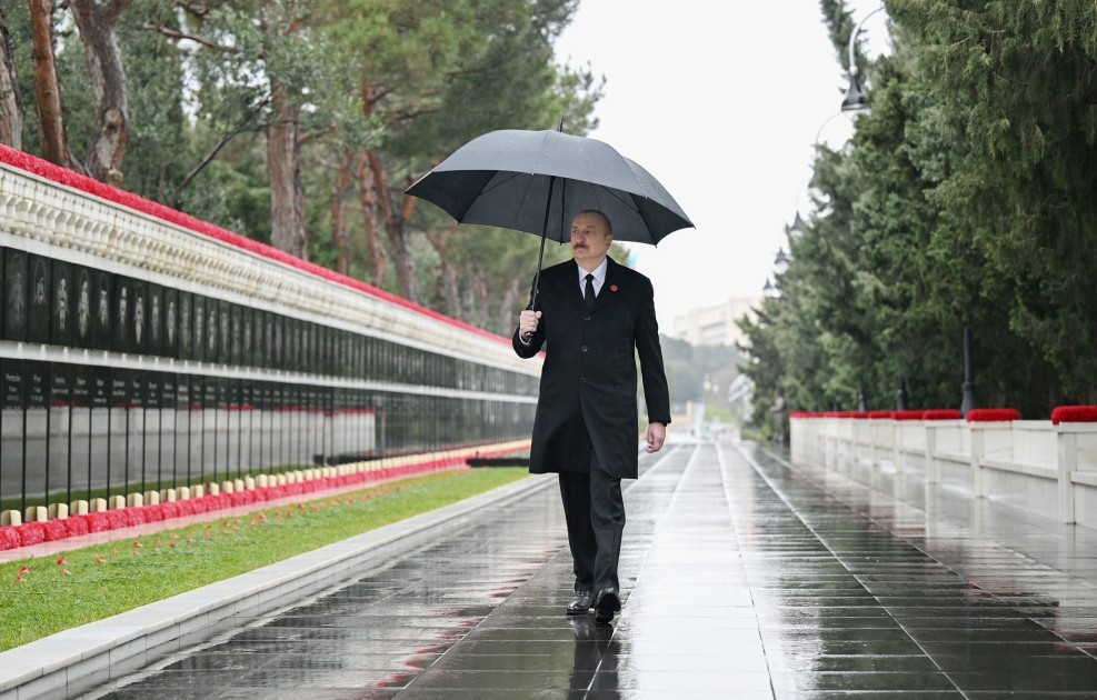 Prezident 20 Yanvar şəhidlərinin xatirəsini yad etdi -FOTOLAR