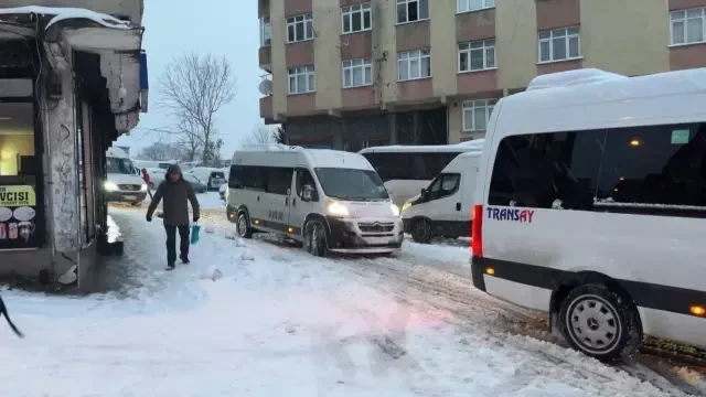 Güclü qar İstanbulda həyatı iflic edib- FOTOLAR